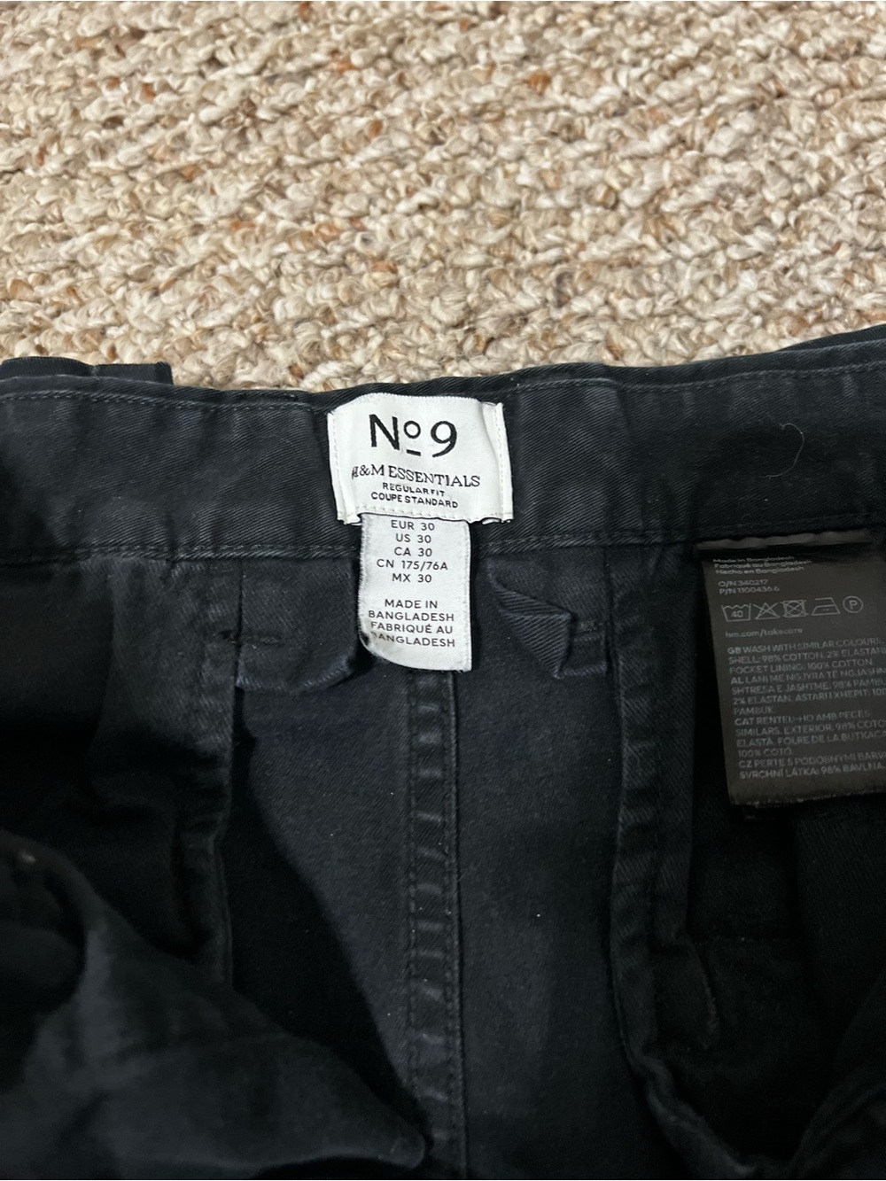 H&M essentials. Regular Fit. 30x30 black pants. Great condition
